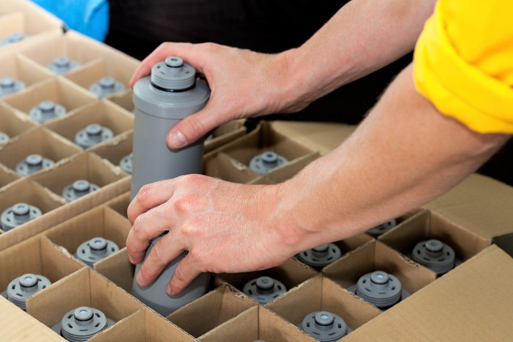 Packaging water filters into a box