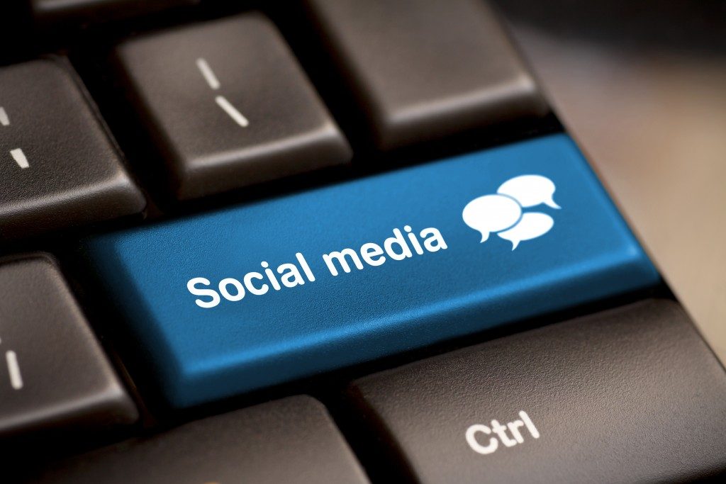 Social Media button on a keyboard with speech bubbles.