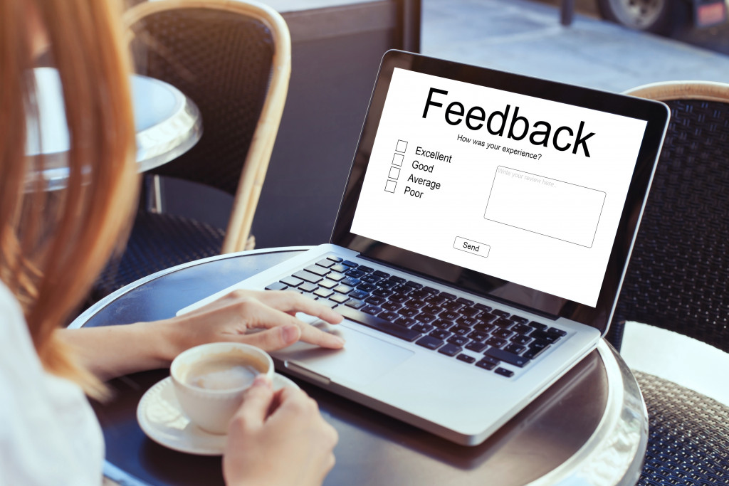 woman answering a feedback form online
